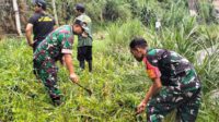 Babinsa Kiduldalem bersihkan bantaran sungai Brantas bersama linmas dan warga. (ist)