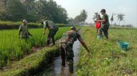 Babinsa Wonokoyo bantu perbaikan saluran irigasi pertanian Poktan Suka Maju. (ist) - Babinsa Wonokoyo Bantu Perbaikan Saluran Irigasi Pertanian Poktan Suka Maju