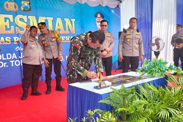 Kapolda Jatim, Irjen Pol Dr. Toni Harmanto, M.H saat meresmikan gedung Satpas SIM Polres Pamekasan. (udi) - Telan Rp32 Miliar, Gedung Satpas SIM Polres Pamekasan Diresmikan Kapolda Jatim