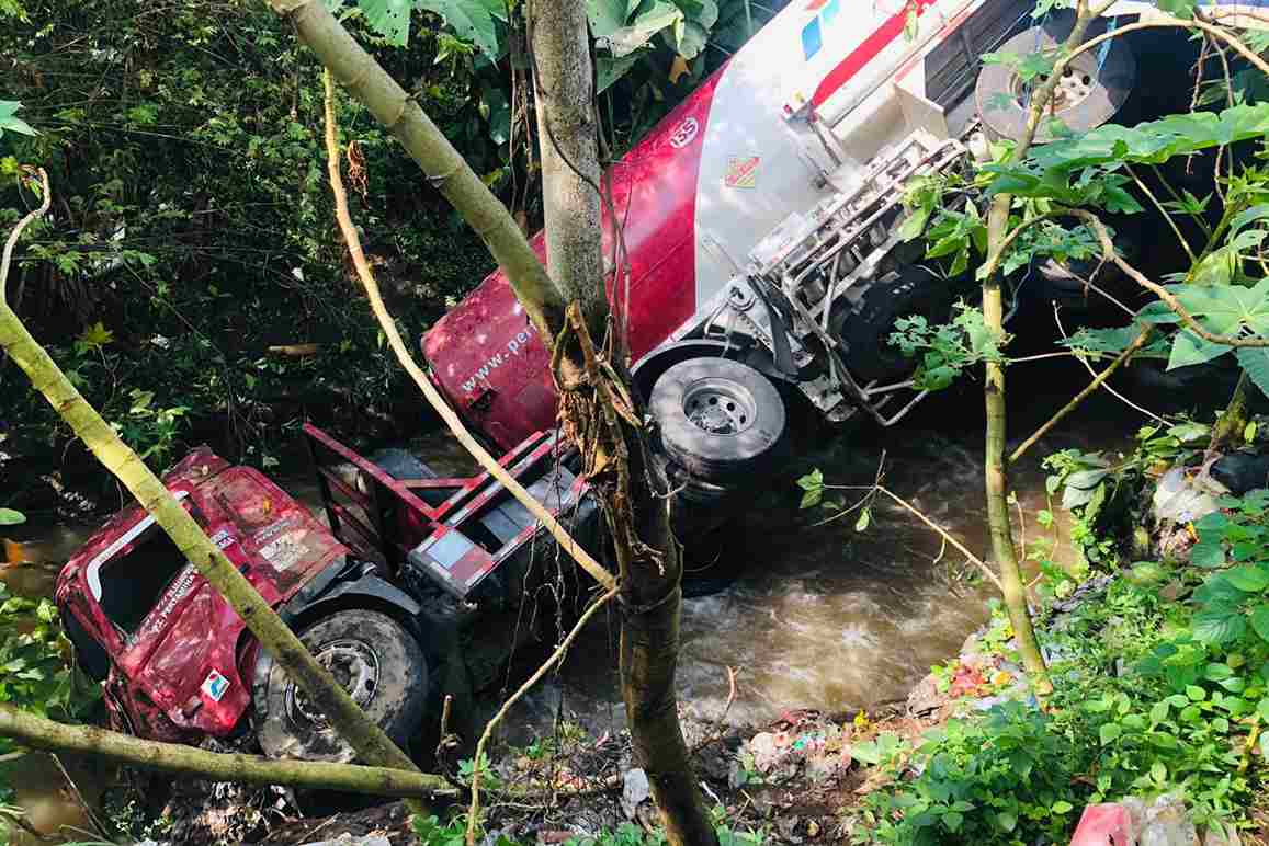 keadaan truk pertamina saat ada di dalam sungai manten dekat pintu masuk ponpes an nur dua