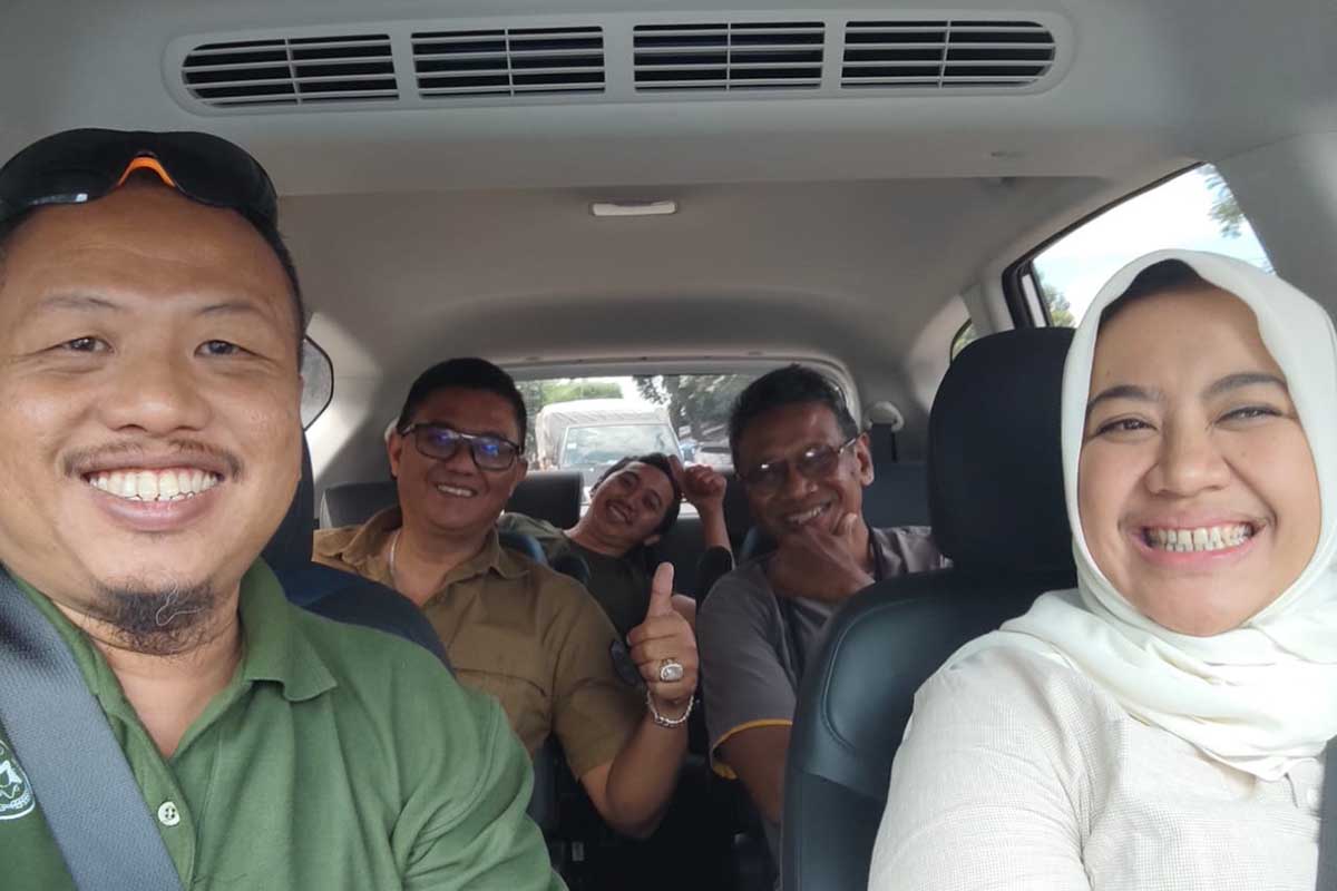 Keceriaan awak media saat uji ketangguhan Hyundai Stargazer. (rhd) - Uji Ketangguhan Hyundai Stargazer, Begini Plus Minusnya