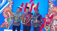 Ketua DPRD Kota Malang menerima penghargaan dari Ketua PWI Jatim dan Ketua Panitia. (rhd) - Ketua DPRD Kota Malang Raih PWI Jatim Award Kategori Tokoh Pelayanan Publik