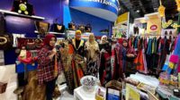 Ketua Dekranasda Kota Malang, Widayati Sutiaji, memperlihatkan produk lokal Kota Malang di ajang Inacraft 2023. (ist) - Dekranasda Kota Malang Usung Produk Kerajinan dan Fashion di Inacraft 2023