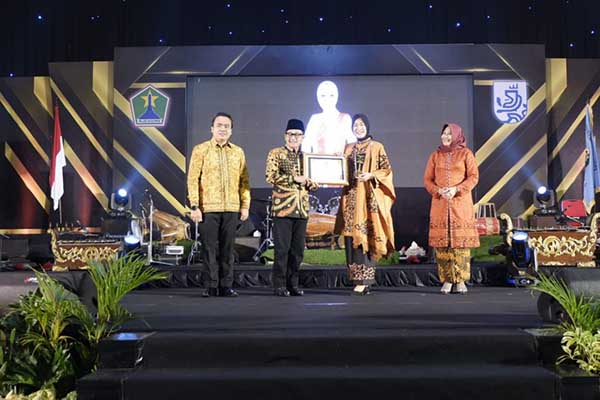 Ketua Dekranasda mendapat penghargaan dari Wali Kota Malang. (ms3/ws7) - Bangkitkan Kesadaran Laporan Rutin, Disnaker PMPTSP Gelar LKPM Award