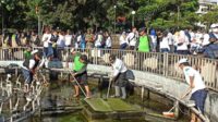 Kodim 0833 kerahkan personel bersihkan Alun-alun. (ist) - Dukung Adipura Kota Malang, Kodim 0833 Kerahkan Personel Bersihkan Alun-Alun