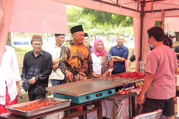 Kunjungan Eko ke salah satu stand penjual makanan di Malang Muslim Fair. (ws7) - Diskopindag Gratiskan Izin Usaha PKL Malang Muslim Fair