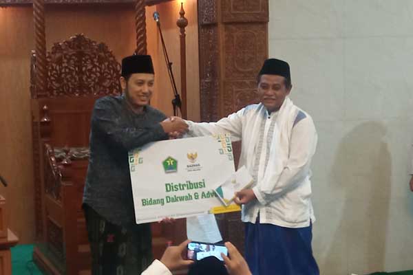 Masjid Miftakhul Jannah menerima bantuan dari Baznas. (ws7) - Cetak Generasi Islam Moderat, Sutiaji: Makmurkan Masjid