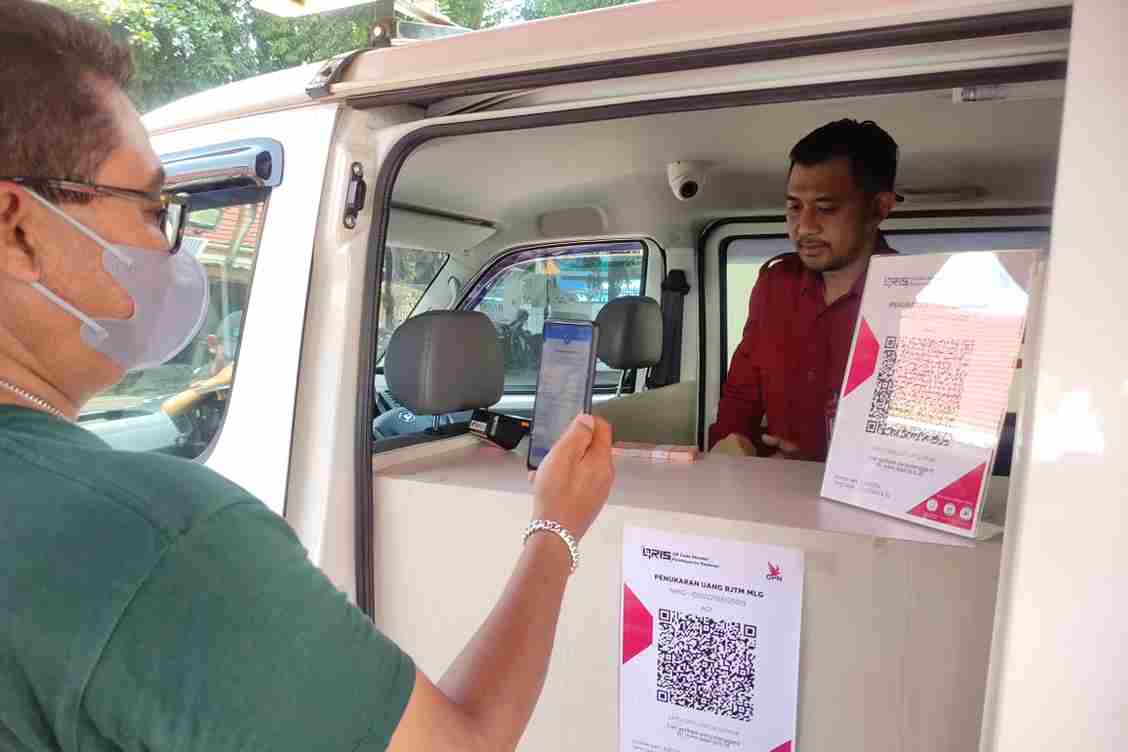 masyarakat tak perlu membawa uang tunai untuk ditukarkan bisa melalui qris dengan batas maksimal rp37 juta. 2