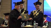 Menteri BUMN, Erick Thohir, dianugerahi gelar Doktor Honoris Causa oleh Universitas Brawijaya. (ws7) - UB Anugerahkan Gelar Doktor Honoris Causa kepada Erick Thohir