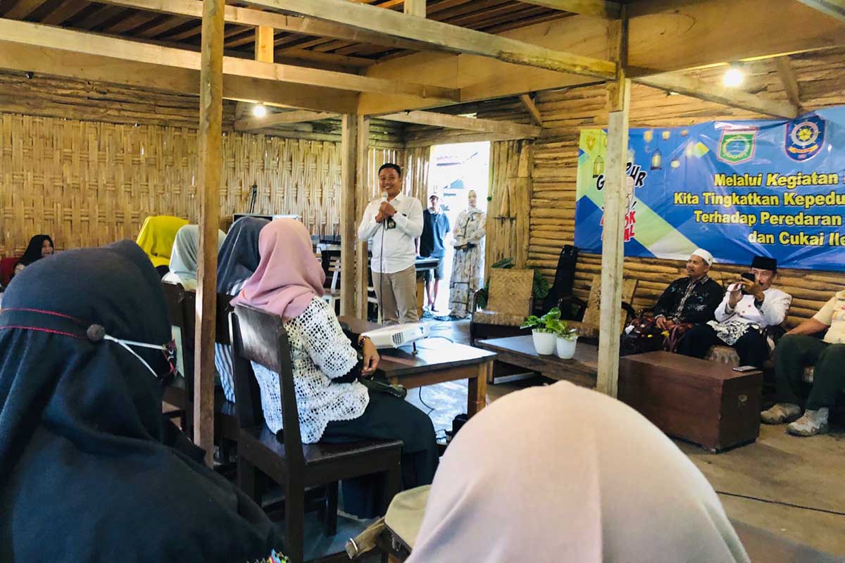 PPNS KPPBC Tipe Madya Malang, Benny Setyawan menjelaskan secara umum rokok dan cukai ilegal. (wul) - Tingkatkan Kepedulian Masyarakat, Sosialisasi Rokok dan Cukai Ilegal Melalui Pengajian