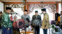 Pengukuhan takmir Masjid Asy Syuhada oleh Bupati Pamekasan, Baddrut Tamam. (udi) - Bupati Pamekasan Resmi Kukuhkan Takmir Masjid Asy Syuhada Pamekasan