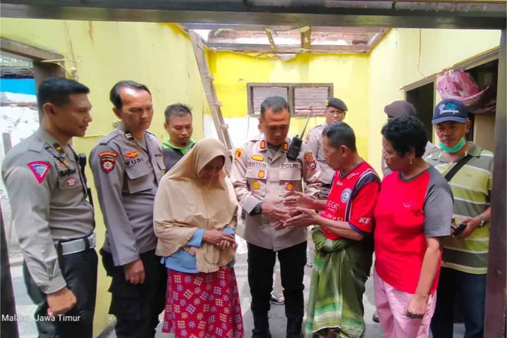 penyerahan bantuan oleh polsek lowokwaru