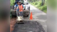 Perbaikan jalan di ruas jalan di Kabupaten Jombang. (ful) - Sejumlah Ruas Jalan di Kabupaten Jombang Diperbaiki Dinas PUPR