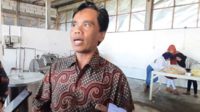 Produsen aneka keripik buah khas Kota Batu UD Surya Mas, Dwi Nur Kukuh. (dik) - Terkendala Musim Buah, Produktifitas Keripik Buah Menurun