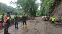 proses pembersihan jalan akibat material longsor di jalur pujon ngantang. ist
