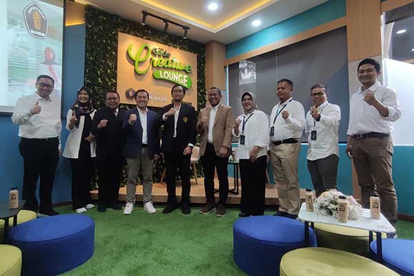 Rektor UB bersama jajaran PT Pegadaian di TGCL FEB UB. (rhd) - Wadahi Milenial Berekspresi, Pegadaian dan UB Resmikan The Gade Creative Lounge FEB