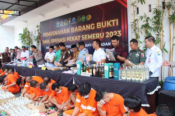 Ribuan barang bukti dan ratusan tersangka yang diamankan. (ws7) - Operasi Pekat Semeru 2023 Musnahkan Ribuan Miras dan Puluhan Kilogram Ganja