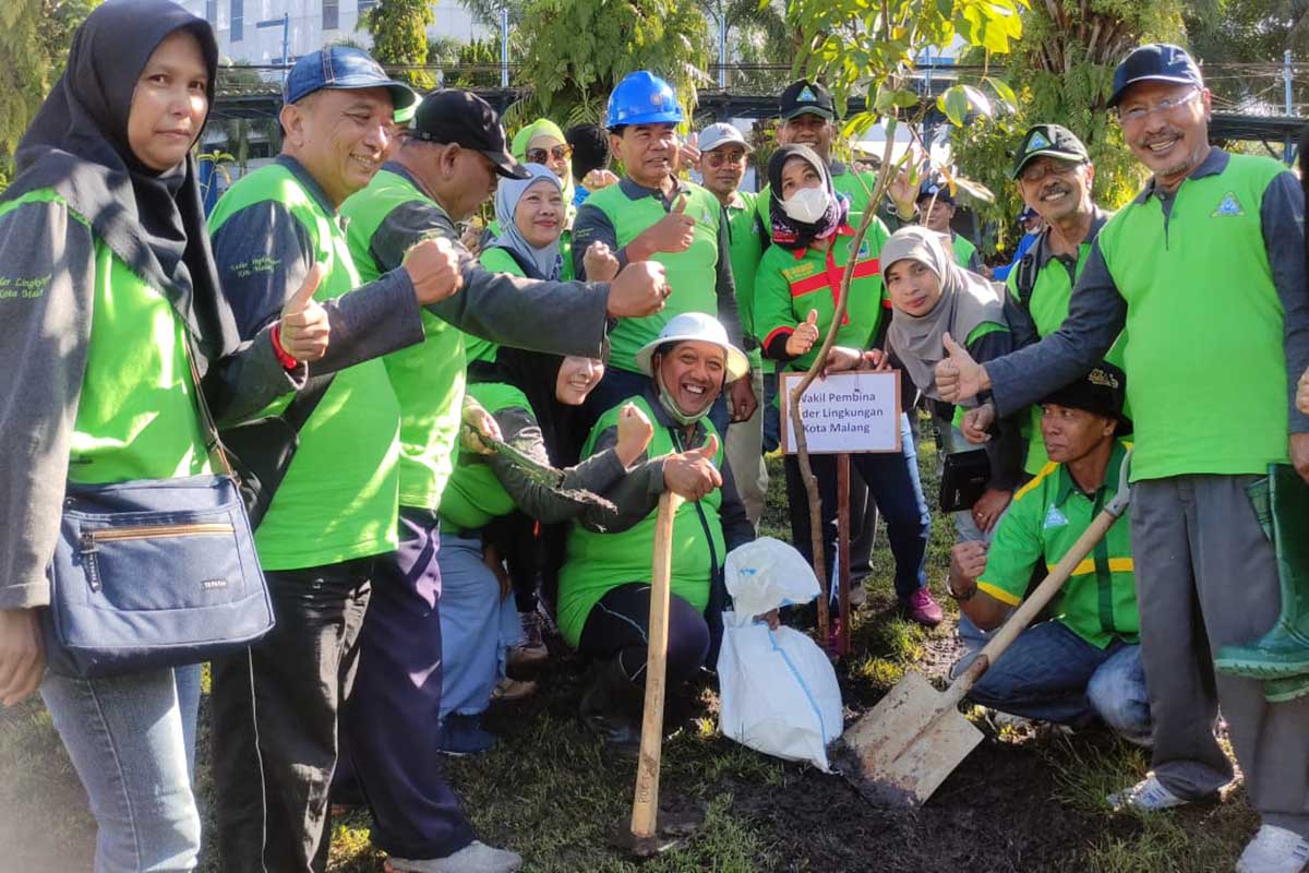 Salah satu komunitas Kader Lingkungan Malang Raya, usai menanam pohon. (rhd) - Merti Bumi Polinema Tanam 1.000 Pohon Serentak di Empat Kota