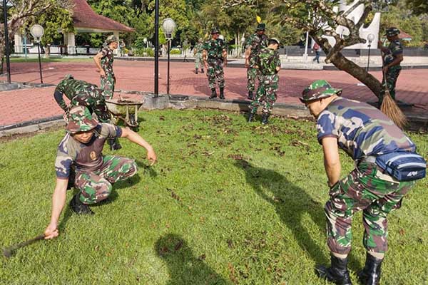 Sambut HUT Persit, personel Kodim 0833 karya bakti TMP Untung Suropati. (ist) - Sambut HUT Persit, Personel Kodim 0833 Karya Bakti TMP Untung Suropati