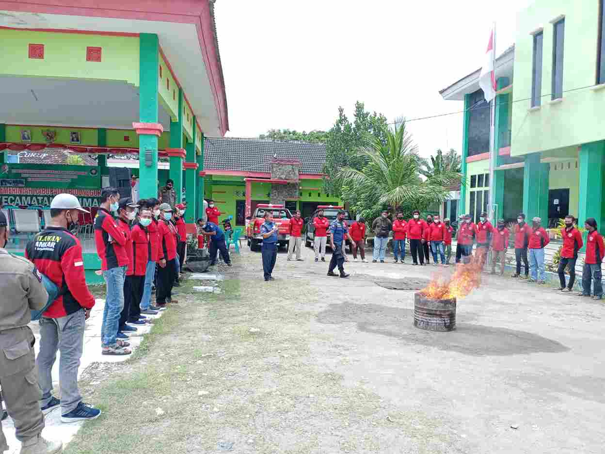 sebanyak 120 relawan pemadam kebakaran redkar bojonegoro sedang berlatih pemadaman kebakaran