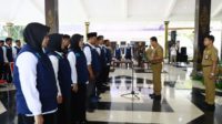 Sekdakab Jombang, Agus Purnomo SH M.Si, mengukuhkan pengurus KKD Kabupaten Jombang periode Tahun 2022-2024 di pendopo Kabupaten Jombang, pada Senin (13/3/2023). (ful) - Sekdakab Jombang Kukuhkan Pengurus KKD Kabupaten Jombang