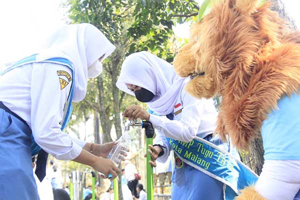 Siswa mengisi tumbler-nya menggunakan air dari ZAMP. (ws7) - Peringati Hari Air Sedunia, Minum Air Bareng Langsung dari Kran ZAMP