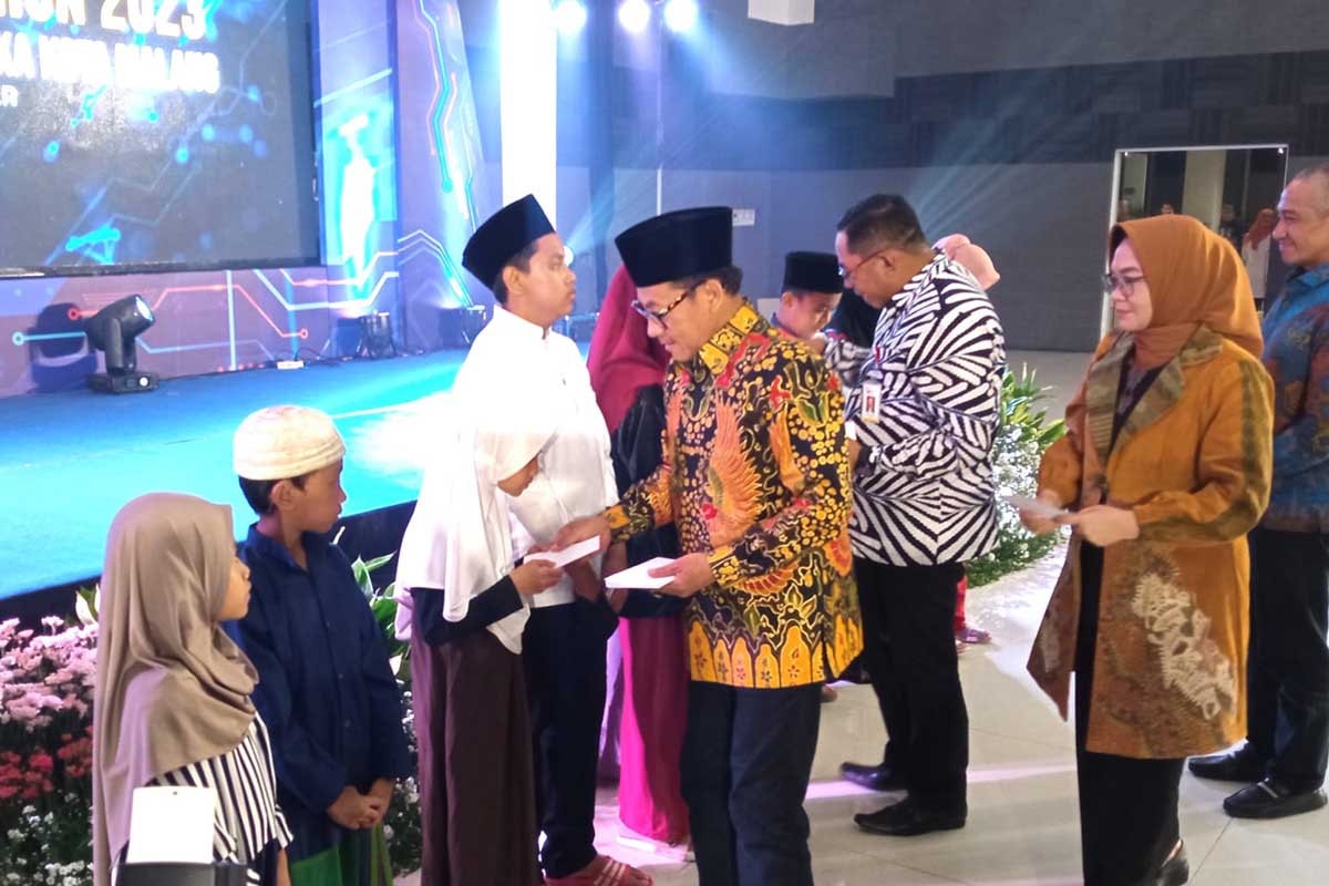 Sutiaji beri santunan sebelum prosesi penentuan pemenang. (ws7) - Wali Kota Malang Apresiasi Peraih Satu Data Award 2023, Dorong Update Kinerja Satker