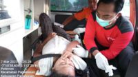 Tim BPBD Pamekasan saat melakukan evakuasi wanita asal Pademawu yang diduga mabuk akibat Miras. (udi) - Diduga Mabuk Berat, Wanita Muda Terkapar di Trotoar