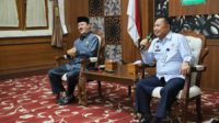 Wakil Bupati Pamekasan, Fattah Jasin (Kiri) saat berlangsungnya diskusi bersama Kanwil Kemenkumham Jatim, Subianto Mandala (kanan). (udi) - Wabup Sambut Silaturahmi Kanwil Kemenkumham Jatim ke Pamekasan