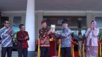 Wali Kota Batu menyerahkan piala Adipura kepada ketua DPRD Kota Batu. (ist) - Apel Pagi, Pemkot Batu Syukuran Penghargaan Adipura