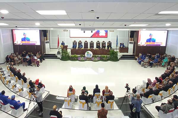 Wali Kota Malang, Sutiaji, bacakan LKPJ 2022 di Gedung DPRD Kota Malang. (ws7) - Bacakan LKPJ 2022, Sutiaji: Pertumbuhan Ekonomi Capai 6,32 Persen