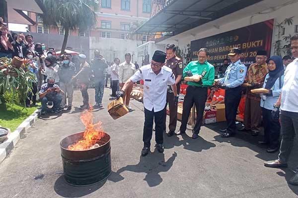 Wali Kota Malang, Sutiaji membakar barang bukti ganja kering. (ws7) - Operasi Pekat Semeru 2023 Musnahkan Ribuan Miras dan Puluhan Kilogram Ganja