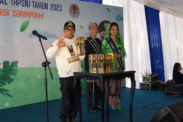 Wali Kota Malang, Sutiaji memperlihatkan capaian Piala Adipura yang berhasil diraih Kota Malang selama ini. (ws7) - Wali Kota Malang Optimis Raih Adipura Kencana 2024