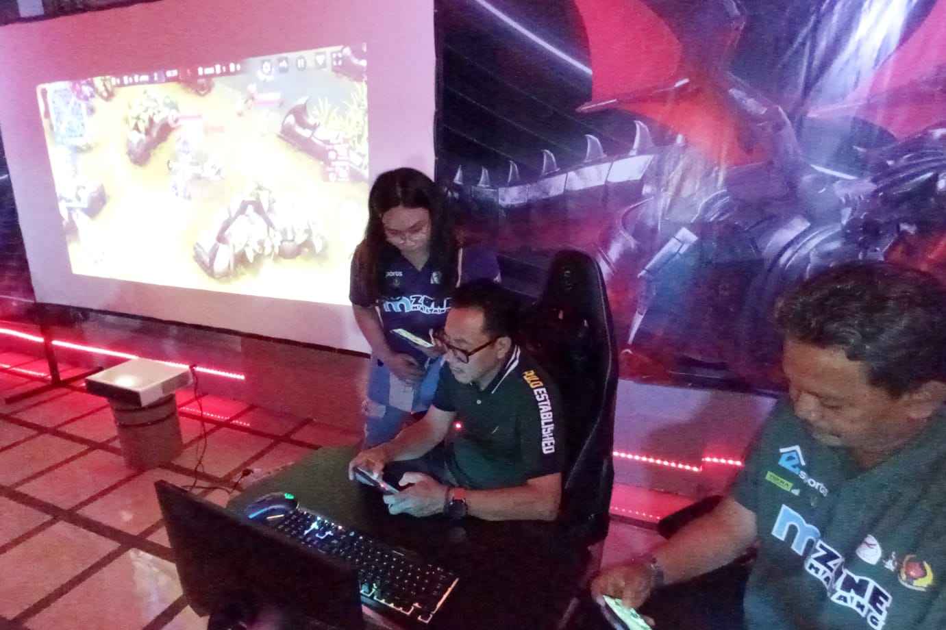 wali kota malang, sutiaji mencoba memainkan esports di m zone