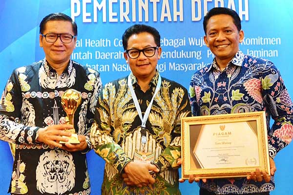 Wali Kota Malang bersama Kadinkes dan Kepala BPJS Kesehatan. (ist) - Kota Malang Raih Penghargaan UHC, Sutiaji: Terus Tingkatkan Pelayanan Kesehatan