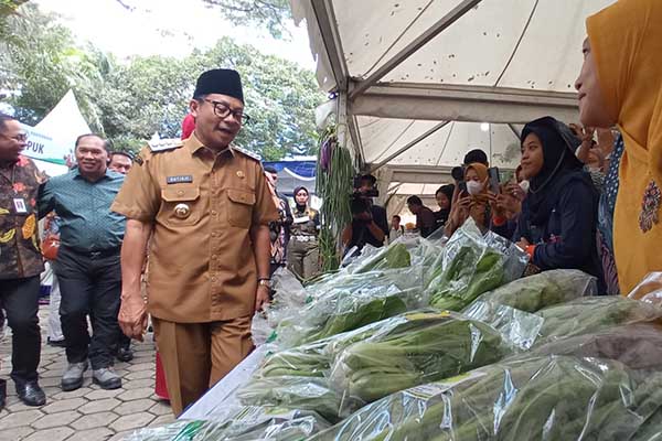 Wali Kota Malang, mengunjungi stan yang memamerkan hasil pertanian. (ws7) - Dispangtan Gelar Pameran Ragam Teknologi dan Hasil Pertanian