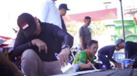Pj. Wali Kota Batu turut mengecat trotoar di seputaran Alun-alun Batu. (ist) - Jumat Bersih, ASN Pemkot Batu Turun ke Jalan Percantik Trotoar