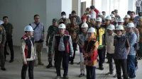 Pj Wali Kota Batu mendampingi Gubernur Jatim meninjau bangunan pasar Batu. (Ist) - Gubernur Jatim Terpukau Bangunan Pasar Among Tani Batu