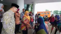 Khofifah menyapa warga Batu penerima bansos dan santunan. (ist) - Awali Safari Ramadan di Kota Batu, Gubernur Jatim Salurkan Bansos