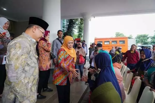 Khofifah menyapa warga Batu penerima bansos dan santunan. (ist) - Awali Safari Ramadan di Kota Batu, Gubernur Jatim Salurkan Bansos