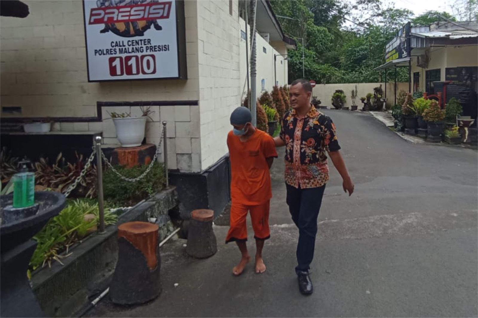 AK saat digelandang petugas untuk dimintai ke terangan. (ist) - Kondisi Rumah Sepi, Pria Singosari Cabuli Sepupunya Yang Masih Berusia Tujuh Tahun