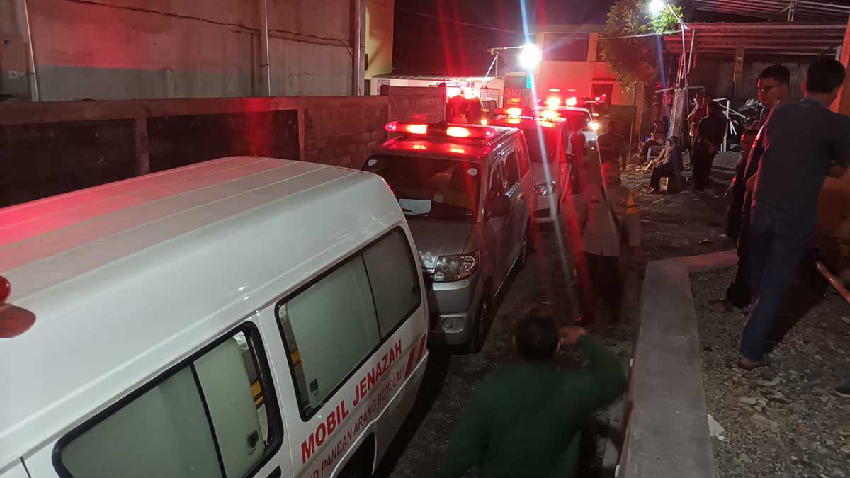 Ambulans pengangkut korban Laka karambol di Tol Boyolali asal Nganjuk. (foto: dok/ist) - Jasa Raharja Klaten Suko akan Santuni 21 Korban Laka Karambol di KM 487 A+600 Tol Semarang-Solo