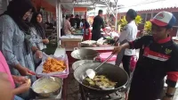 anak anak yayasan putra harapan asrori sedang membantu chef untuk menu buka puasa. (jup) - 15 Chef Hotel Berbintang 'Bajak' Dapur Panti Asuhan