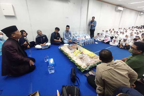 Anak-anak panti terhibur oleh tausyiah Ust Zain. (rhd) - HUT ke-14, BPF Malang Santuni Ratusan Anak Panti Asuhan Al-Kaaf