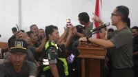 anggota kodim 0833 kota malang antri salaman dengan dandim 0833. (ist) - Kodim 0833/Kota Malang Gelar Halal Bihalal