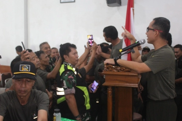 anggota kodim 0833 kota malang antri salaman dengan dandim 0833. (ist) - Kodim 0833/Kota Malang Gelar Halal Bihalal