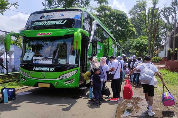 Animo pemudik 'Mudik Gratis Bersama BUMN.' (rhd) - Perum Jasa Tirta I Berangkatkan 350 Pemudik Mudik Gratis Bersama BUMN