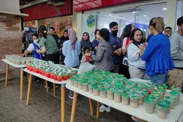 Animo pengunjung Matos menyerbu takjil gratis. (rhd) - Matos Bagikan Ribuan Takjil Gratis kepada Pengguna Jalan dan Pengunjung