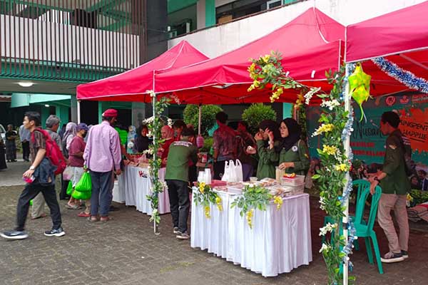 Animo pengunjung stand Festival Takjil Nusantara di IKIP Budi Utomo (IBU) Malang. (ist) - Festival Takjil Nusantara, dari IKIP Budi Utomo untuk Kebahagiaan Semua