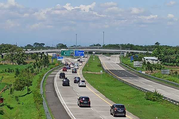 Arus mudik di tol Semarang. (yul) - Tokoh Masyarakat Apresiasi Pengamanan dan Pelayanan pada Pemudik Selama Operasi Ketupat Candi 2023